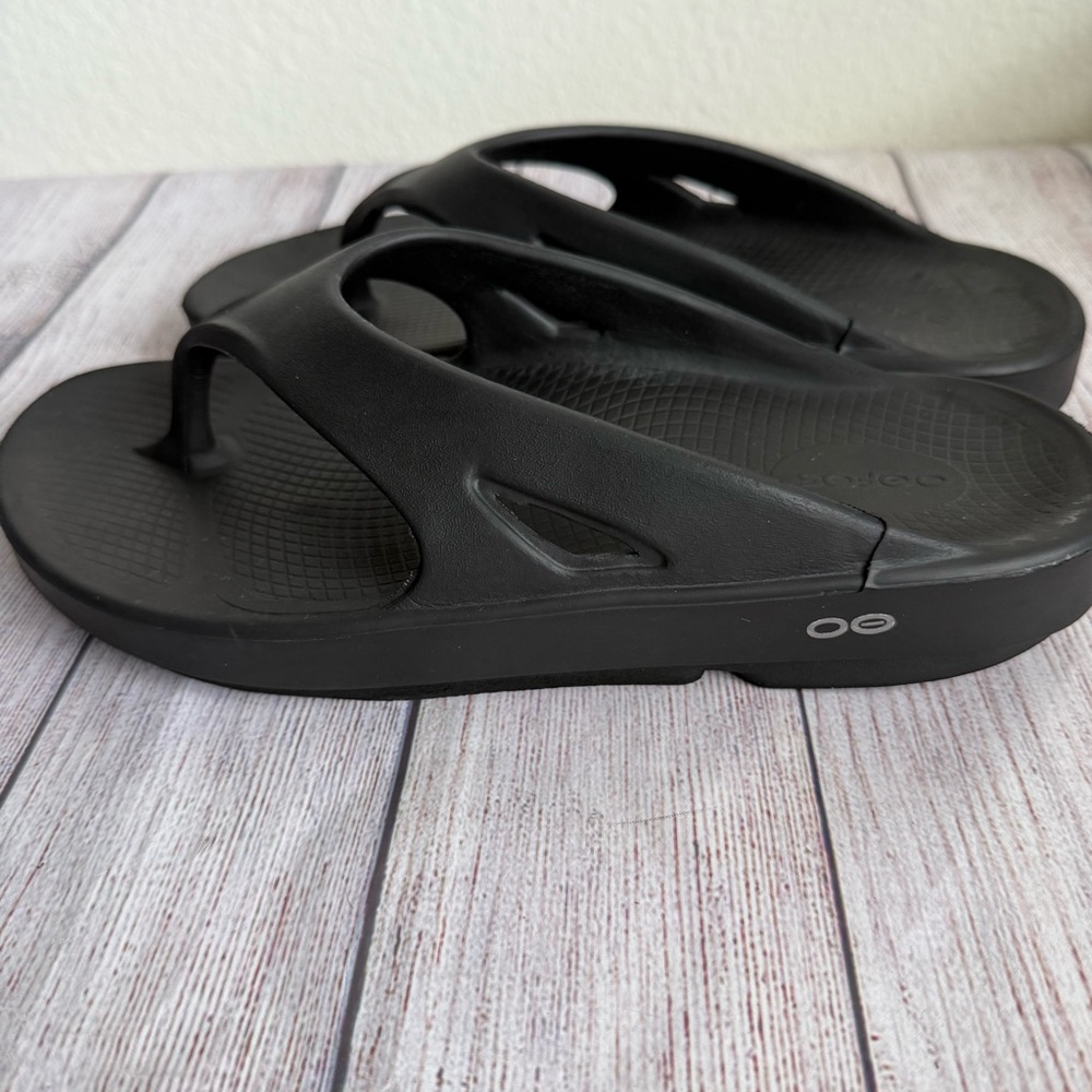 OOFOS Women's OOriginal Black Sandals